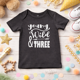 Birthday Shirt - Young Wild and Three - weiss auf dunkelgrau 98