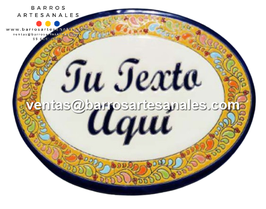 Placa Domiciliaria Realzada Plumeado Colores Fondo Amarillo plaza azul Ovalada