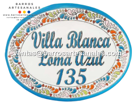 Placa Domiciliaria Realzada Plumeado Colores Fondo Azul Cielo Ovalada