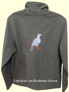 Veste softshell kaki palombe brodée dans le dos