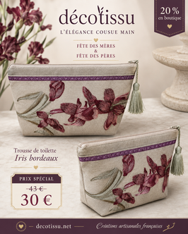 Une trousse de toilette en lin aux motifs Iris bordeaux.