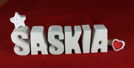 Beton, Steinguss Buchstaben 3D Deko Namen SASKIA als Geschenk verpackt mit Stern und Herzklammer!