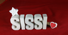 Beton, Steinguss Buchstaben 3D Deko Namen SISSI als Geschenk verpackt mit Stern und Herzklammer!