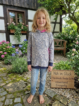 Handmade Hoodie Gr. 146 dunkelblau/weiß mit farblichen Einsätzen in beere mitwachsend