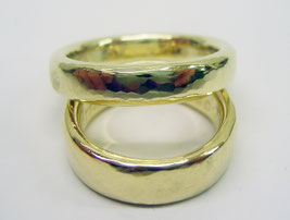Massive Partnerringe aus Gold