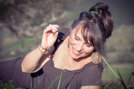 Photo dans la nature de Caroline SIMON artiste peintre en Savoie et accompagnatrice des femmes 