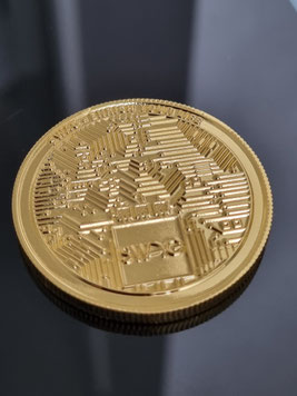 Bitcoin de oro Bitcoin físico Primer plano de una moneda Bitcoin Bitcoin coleccionable
