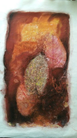 Schilderij van Parrafine en Pigmenten op Schetspapier. De kleuren van de pigmenten variëren van citroengeel, via orange naar diep bruine en zwarte tinten. In het midden is een echt blad verwerkt.