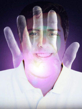 Experte für Geistheilung und Energiearbeit Jesus Lopez, mit Hand und Energie