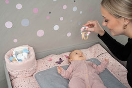 Mutter mit Baby auf Wickelauflage Nicki Plüsch Schmetterling Rosa von Be Be's Collection