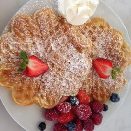 Waffeln mit frischen Beeren