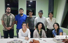 Sentadas, de izquierda a derecha: Ana Irene Mora, Paola Porras, Ana Lorena Arguedas. De pie, en el mismo orden: Moisés Bermúdez, Sebastián Rojas, Steven Artavia, Prof. Alberto Fonseca (Director del Taller) y Esteban Escalante.