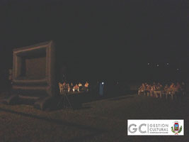 Cine al aire libre en la plaza de futbol de la comunidad.