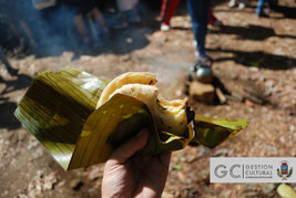 Tortilla palmeada con frijoles y torta de huevo envuelto en hoja de plátano.