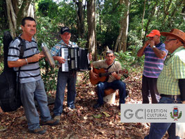 Músicos locales alegraron el ambiente en torno al delicioso desayuno campesino.