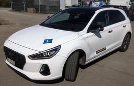 Autoprüfung mit dem Prüfungsauto Hyundai i30 leicht gemacht. Neuste Technik im Auto verpackt. Bei der Fahrschule Daniel Schär in Luzern fahren Sie mit dem Hyundai ohne Prüfungsangst zur Autoprüfung. Fahrlehrer Dani erklärt Ihnen die Autotechnik 