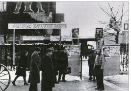Figure 1-Porte du camp  tiré du livre du Dr  Lang