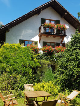 Sitzecke im Garten zum Entspannen oder Grillen