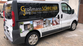 Firmenfahrzeug von Großmann Schreinerei mit Beschriftung und Leistungsübersicht an der Seite