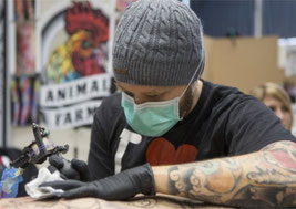 Tätowiere mit klassischer Tattoo Maschine Tätowiert ein Maori Tattoo
