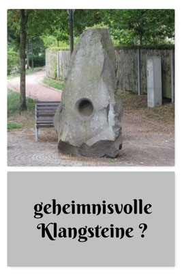 Ein ungewöhnlciher Menhir mit einem Loch in der Mitte trägt bei zum Thema "Klangsteine".