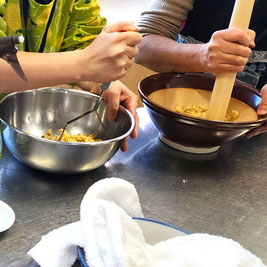 ④　大豆をつぶす作業は、量が多いと大変でしたが、みんなで分担して乗り切りました。