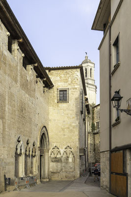 Bild: Portal der Basilica de Sant Feliu in Girona 