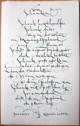 Spitzfeder-Kalligrafie auf Büttenpapier