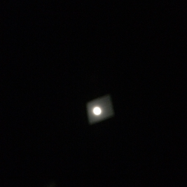 部屋の窓から見える月
