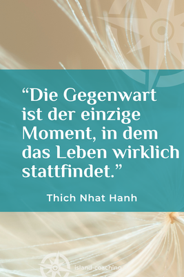 Zitat und Portrait von Thich Nhat Hanh – vietnamesischer Zen-Meister und Achtsamkeitspionier – zum achtsamen Leben und zur Gegenwart