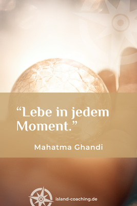 Zitat und Portrait von Mahatma Gandhi – indischer Freiheitskämpfer und Verfechter gewaltfreier Veränderung – zu Achtsamkeit und dem Moment