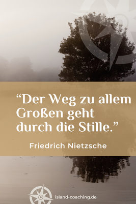 Zitat und Portrait von Friedrich Nietzsche – deutscher Philosoph, über Stille und Größe 