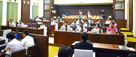 抗議決議案を可決した石垣市議会=20日午前、石垣市議会