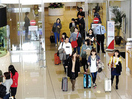 八重山を訪れる観光客は2年連続で110万人を突破した=2014年、石垣空港(資料写真)