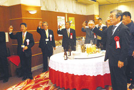 ソラシドエアの石垣―沖縄線就航1周年記念感謝の集いが開かれた=29日夜