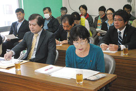 自衛隊配備をめぐる請願について意見を陳述する市議。前方に長浜、井上氏、後方に仲間、砥板氏(左から)=11日午前、市役所