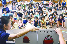 「絵本はこころの栄養」と題した「うりずんの文庫まつり」が行われた=4月30日、石垣市立図書館