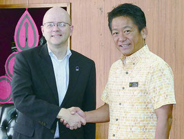 握手するバレンタイン氏と中山市長=30日午前、石垣市役所