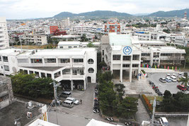 老朽化が進む石垣市の現庁舎。新庁舎建設位置を問う住民投票の実施が決まった(資料写真)