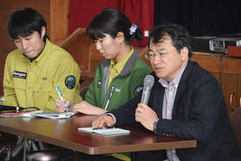 筑波大学の吉田正人教授(右)と相原百合自然保護官(中央)=13日、竹富町離島振興総合センター