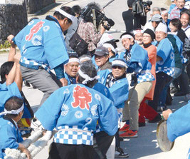 旧正月行事の大綱引きが行われ、島民が2つに分かれ力で勝負した=8日、黒島伝統芸能館前