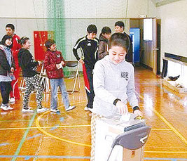 大分県選挙管理委員会では小中学生を対象に「マニフェスト選挙ゲーム」を行い、どのようなまちを作りたいか話し合って投票した(総務省資料)