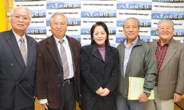 (左から)那根元副会長、唐真正次会長、来間高子さん、玻座真善光副会長、宮良順一事務局長が歌謡ショーのPRを行った=25日、八重山日報社