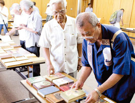 来月6日から伊波南哲の関係資料が市立図書館で展示される(写真は昨年9月の資料寄贈式)
