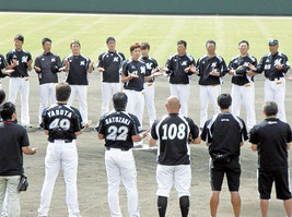 成瀬善久選手会長(中)の掛け声でキャンプを打ち上げた(左端は大嶺祐太投手)