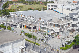築46年あまりが経過している竹富町役場(資料写真)