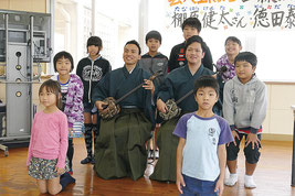 演奏後、平久保小全校児童で記念撮影=26日午後、平久保小学校