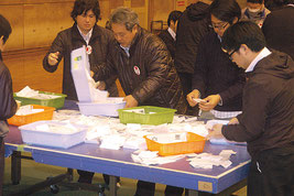 住民投票の開票作業=7日夜、市総合体育館