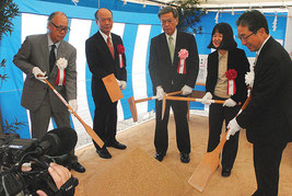 新八重山病院の起工式でクワ入れする翁長知事(中央)ら関係者=3日午前、旧石垣空港跡地