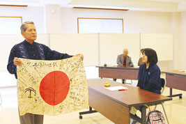 高校生平和ガイド養成講座で佐久川勲氏が講話した=25日、八重山平和祈念館